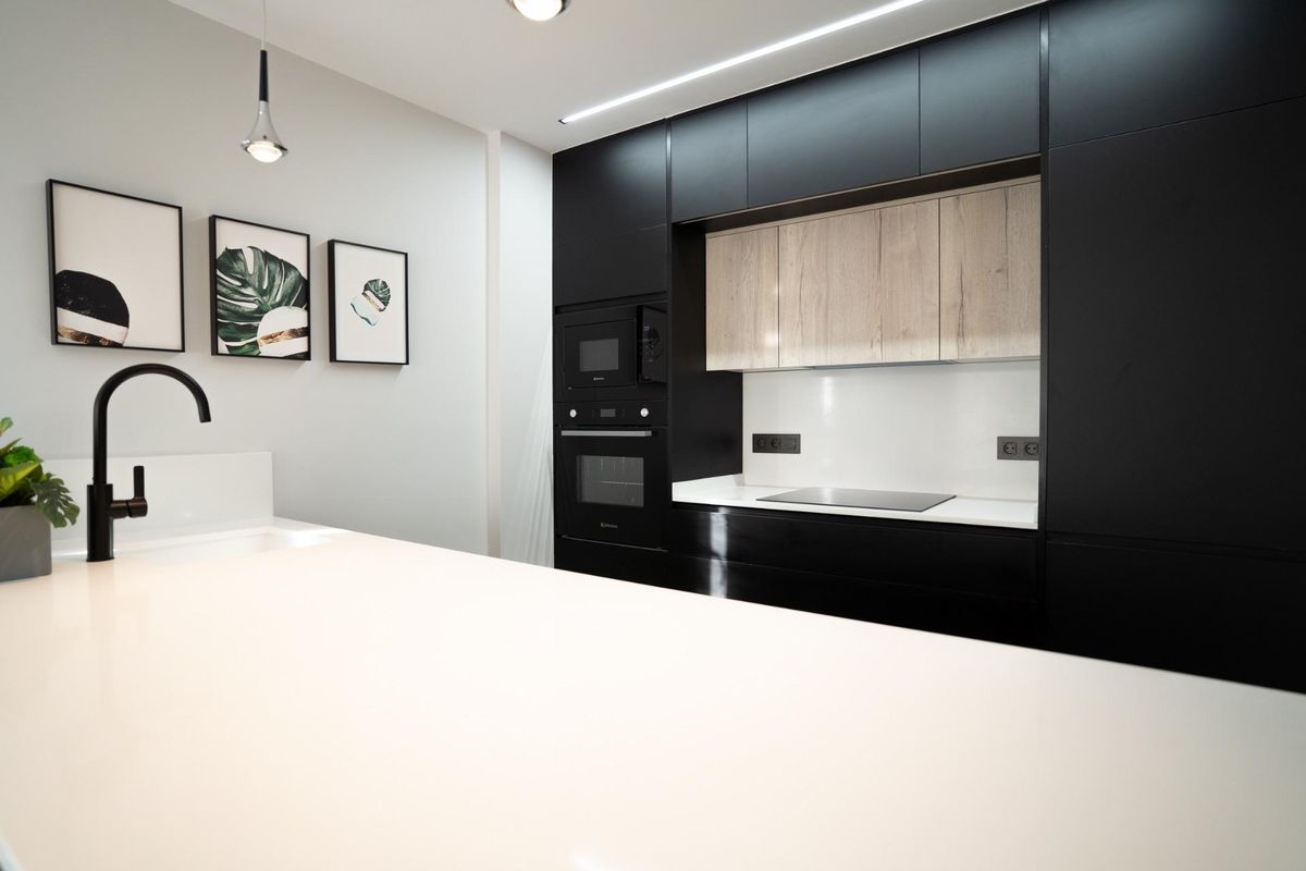 Eigentijdse keuken met kasten en ingebouwde apparatuur in een townhouse in Orihuela Costa.