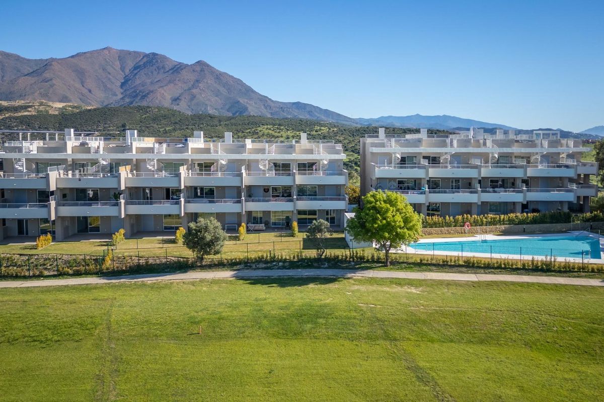 Luchtfoto van een appartementencomplex met schilderachtige bergen op de achtergrond, Estepona, Costa del Sol.
