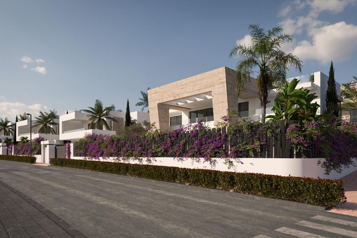 Vooraanzicht van een eigentijdse villa in Estepona, met aantrekkelijke landschapsarchitectuur en elegante architectuur.