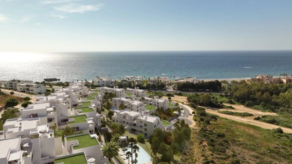 Uitzicht op moderne appartementen met een prachtig kustlandschap in Casares, Costa del Sol.