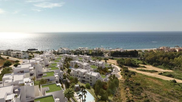 Uitzicht op moderne appartementen met een prachtig kustlandschap in Casares, Costa del Sol.