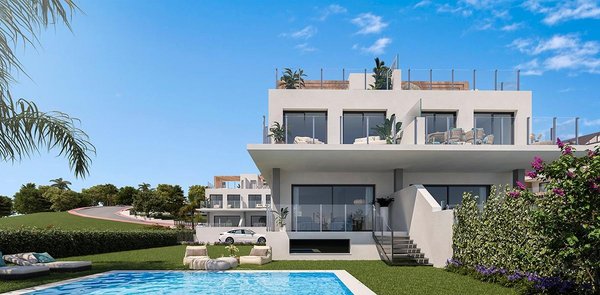 Buitenkant van een moderne rijtjeswoning met zwembad in Benalmádena, Costa del Sol, Spanje.