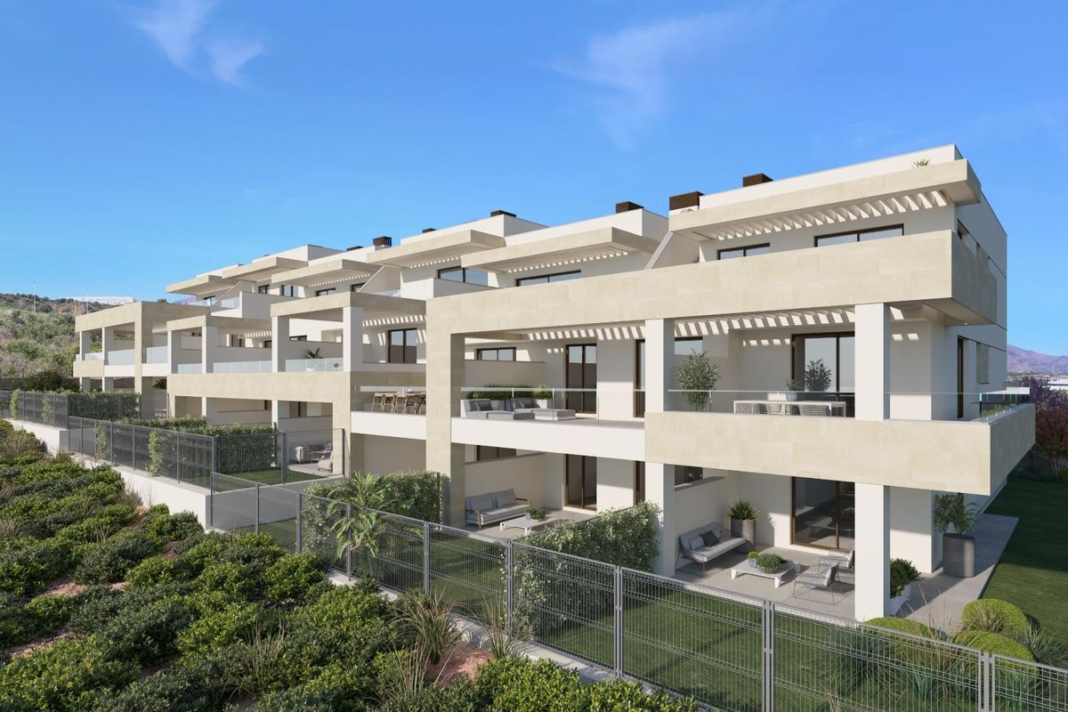 Zijaanzicht van penthouses in Estepona, met ruime terrassen en aangelegde tuinen in een rustige omgeving.