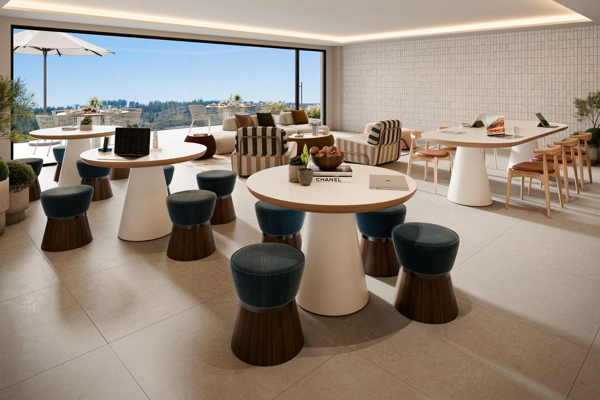 Stijlvolle eetruimte in het penthouse, ontworpen voor ontspanning met panoramisch uitzicht in Marbella.