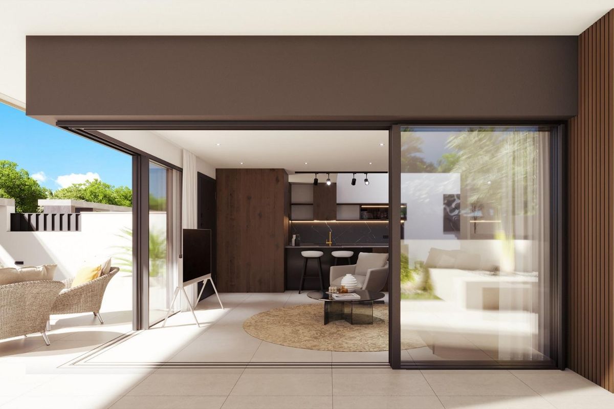 Elegante interieurweergave van een stijlvolle woonkamer die naar de keuken leidt in Pilar de La Horadada, Costa Blanca Zuid.