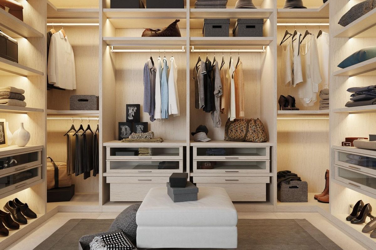 Goed georganiseerde inloopkast in een 3-slaapkamer appartement in Benahavís, met voldoende opbergruimte.