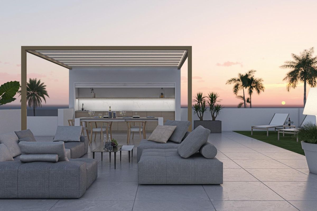 Stijlvol terras van een 3-slaapkamer villa in Alhama De Murcia, met een buitenkeuken bij zonsondergang.