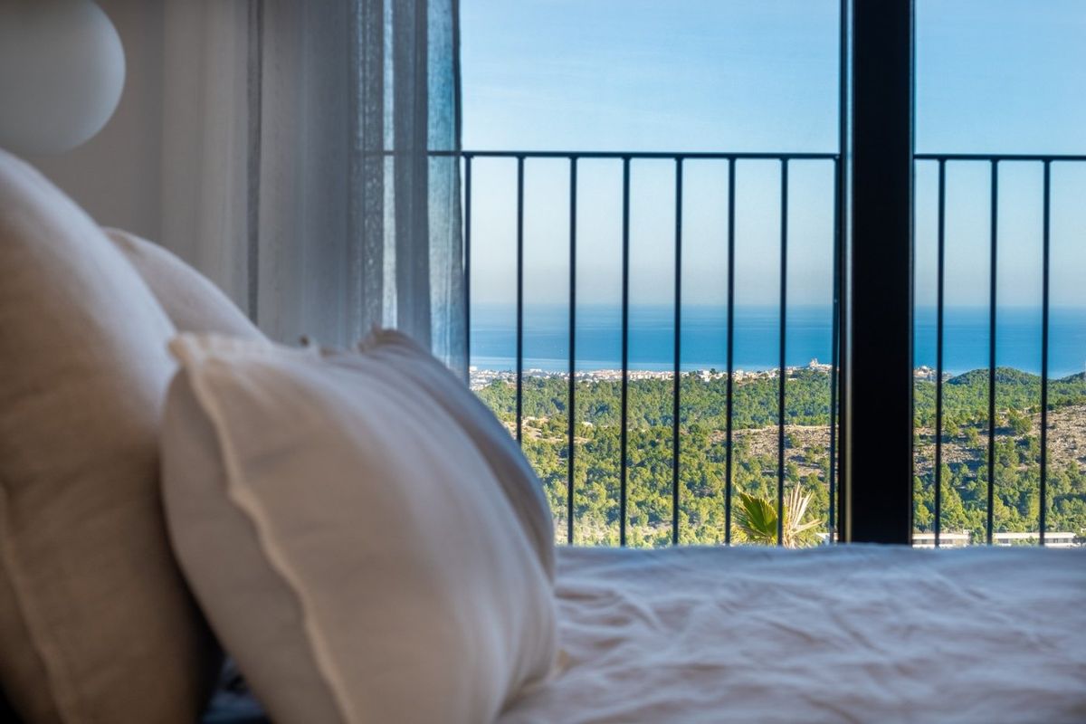 Schilderachtig uitzicht vanuit een slaapkamer in een 3-slaapkamer villa, met uitzicht op het landschap van Polop, Costa Blanca Noord, Spanje.