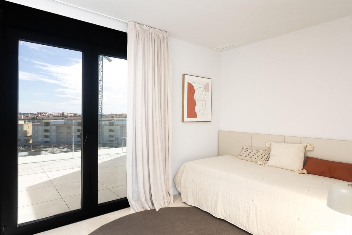 Gezellige slaapkamer in het appartement in Denia met een éénpersoonsbed en uitzicht via schuifdeuren.