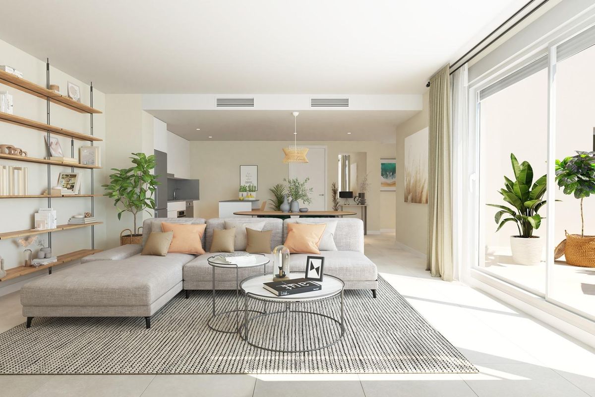 Moderne woonkamer met open indeling die verbonden is met het terras van een begane grond appartement in Estepona.
