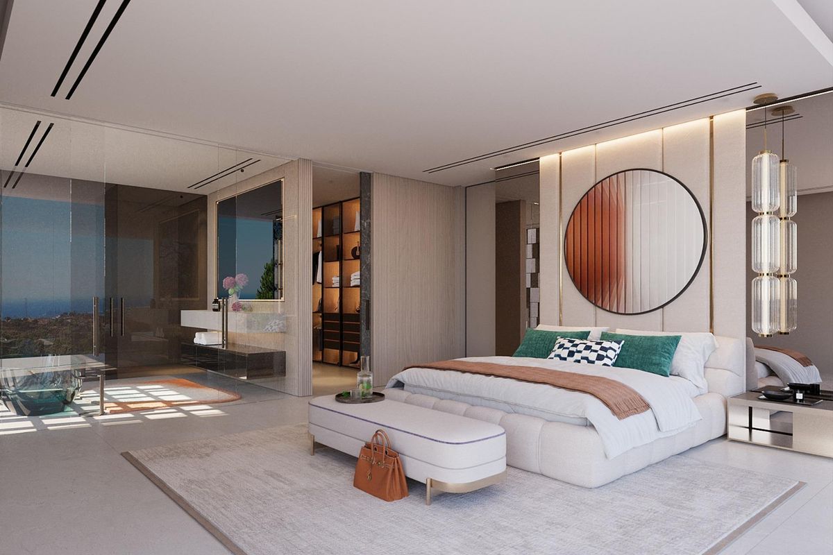 Ruime master slaapkamer in een modern townhouse in Ojen met elegante inrichting en prachtig uitzicht.