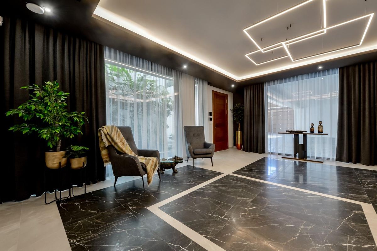 Ruimtelijke woonkamer met moderne decoratie en grote ramen in een 8-slaapkamer villa in Finestrat, Costa Blanca.