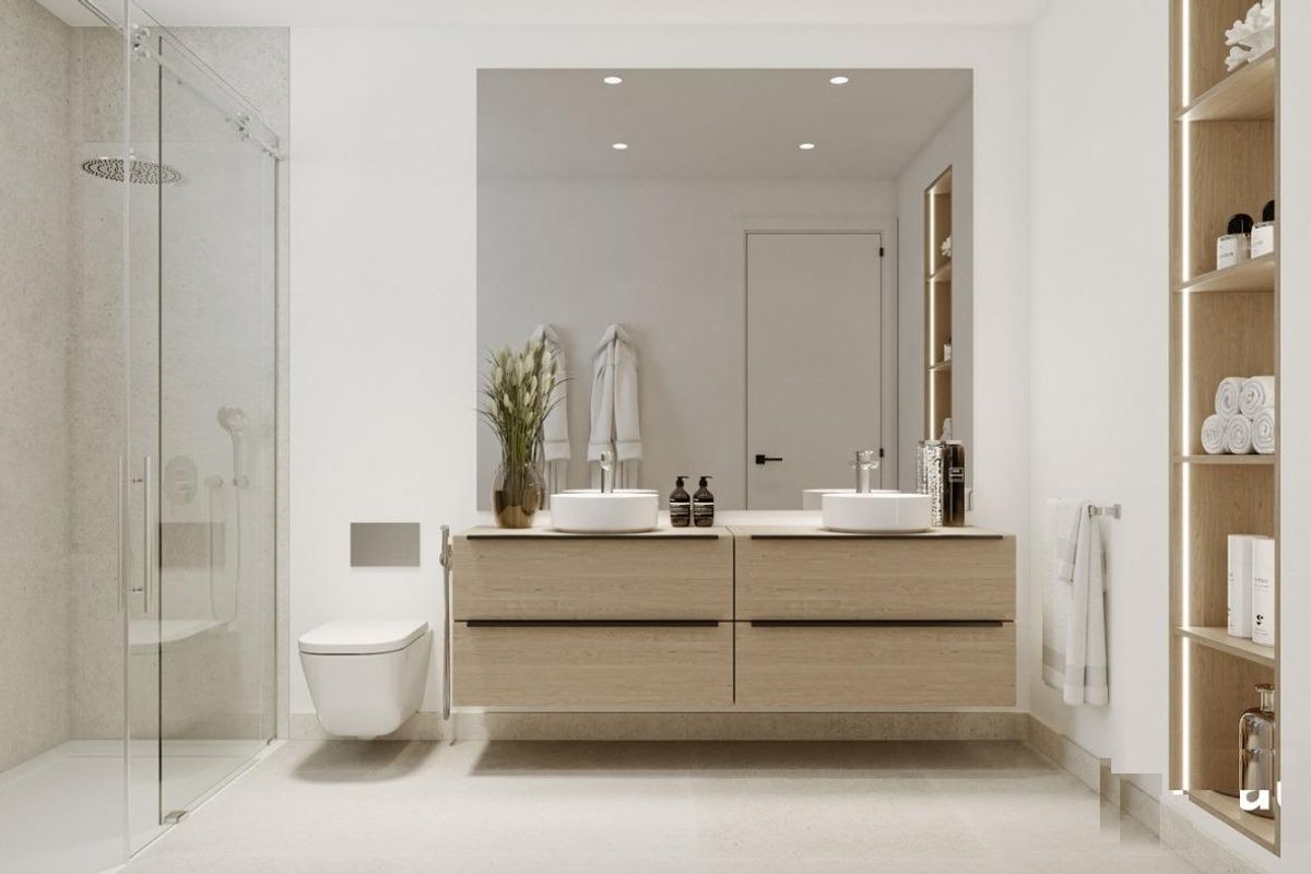 Modern badkamer met elegante afwerking en voldoende opbergruimte in het penthouse van Estepona, Costa del Sol.