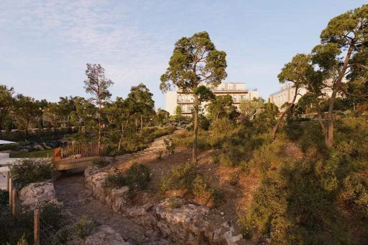 Natuurlijke omgeving met bomen en appartementen op de achtergrond, Godella, Costa Blanca Noord.