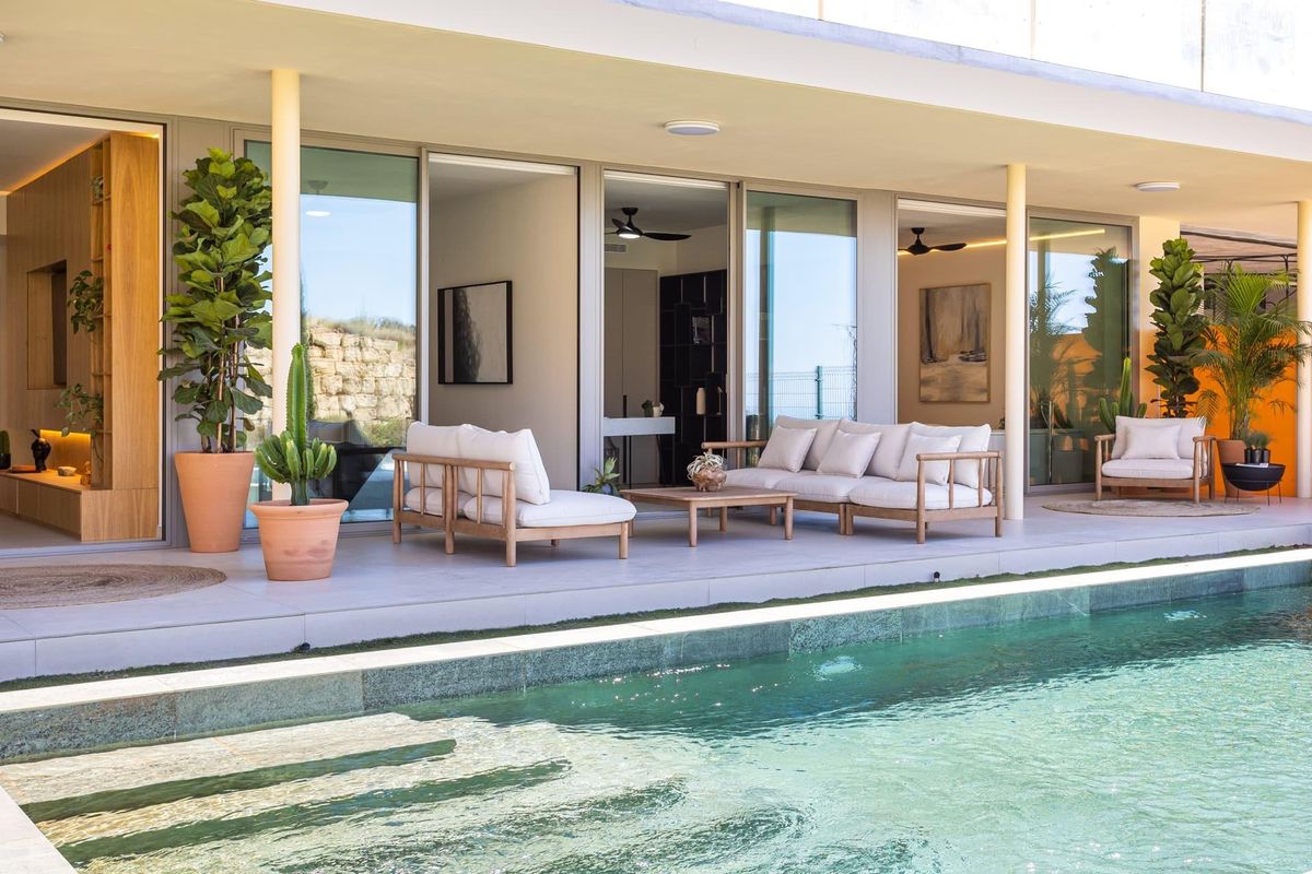 Buiten zitgedeelte bij het zwembad in Fuengirola, met een gezellig en modern terras.