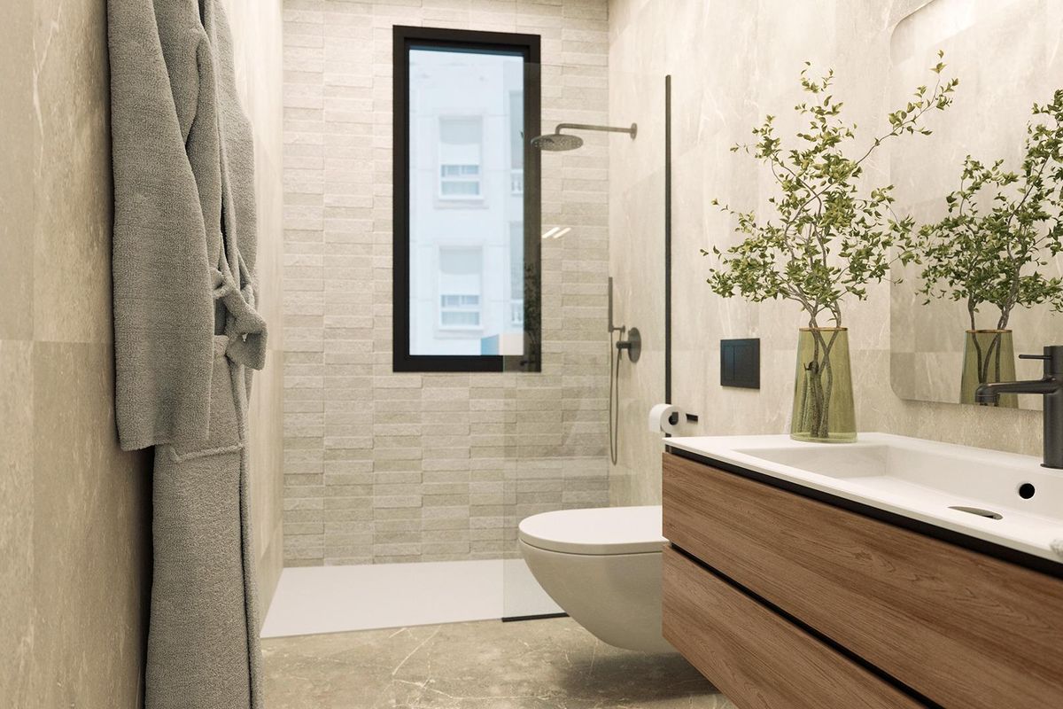 Elegant doucheruimte met natuursteenafwerkingen in de badkamer van een penthouse in Torrevieja, Costa Blanca.