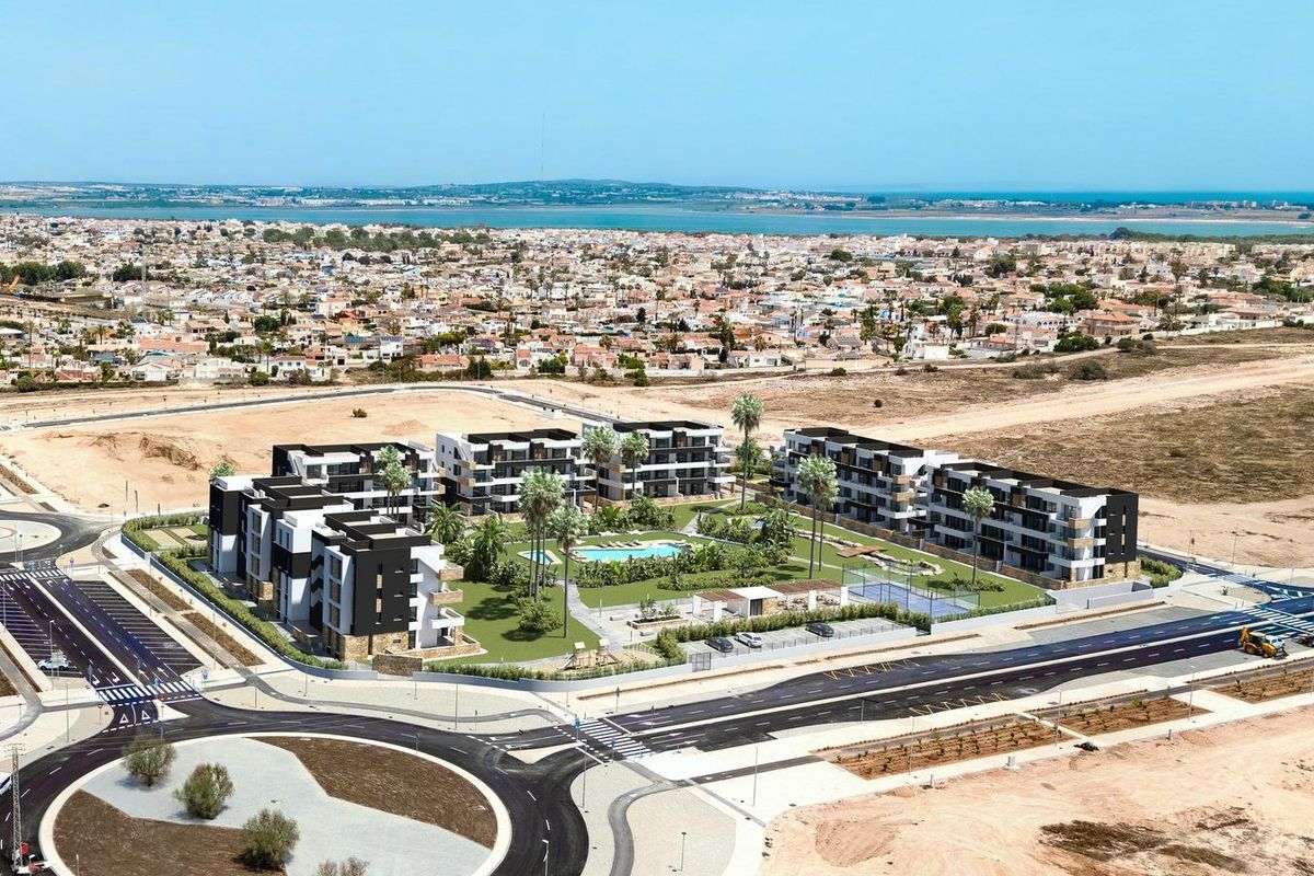Luchtfoto die het wooncomplex met groene ruimtes en wegen in Torrevieja, Spanje toont.