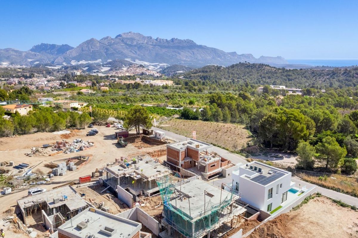 Panoramisch zicht op het gebied van Polop, met villa's en natuurlijke landschappen.