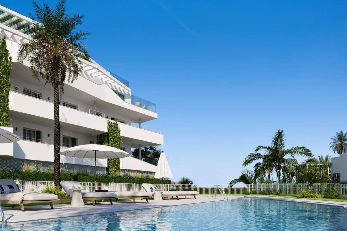 Grondvloer appartement zwembadgebied met ligstoelen en uitzicht in Mijas, Costa del Sol. Perfect om te ontspannen.