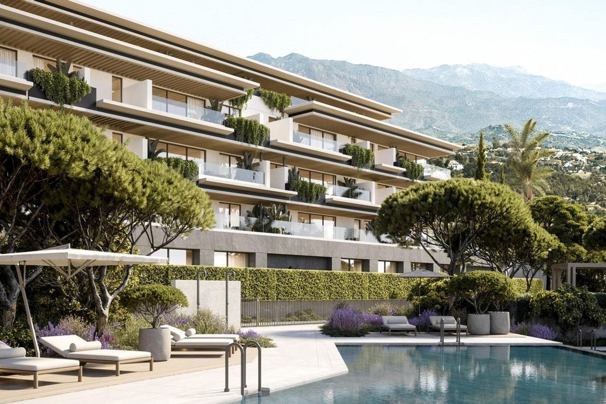 Schitterend uitzicht bij het zwembad van een 3-slaapkamer appartement op de begane grond in Mijas, Costa del Sol, omgeven door groen.