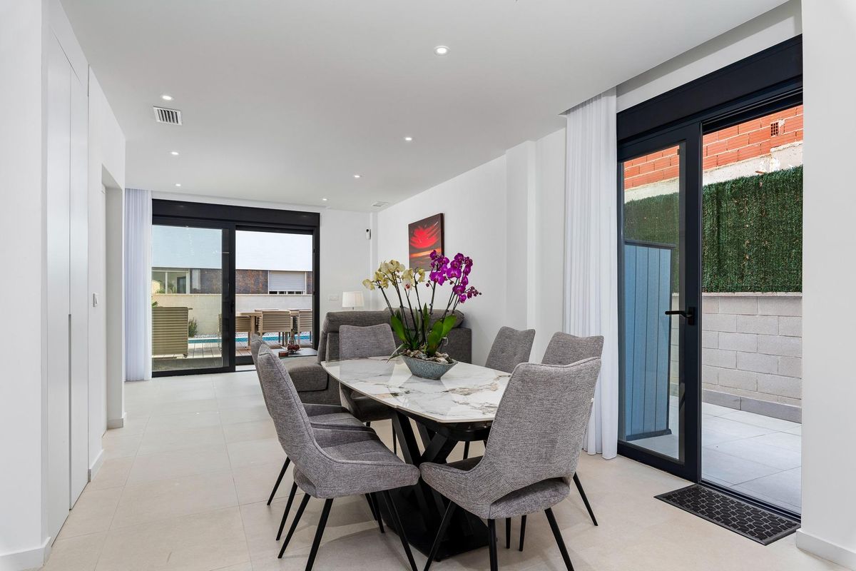 Eettafelopstelling in een 4-slaapkamer townhouse in Guardamar del Segura, met uitzicht op de buitenruimte.