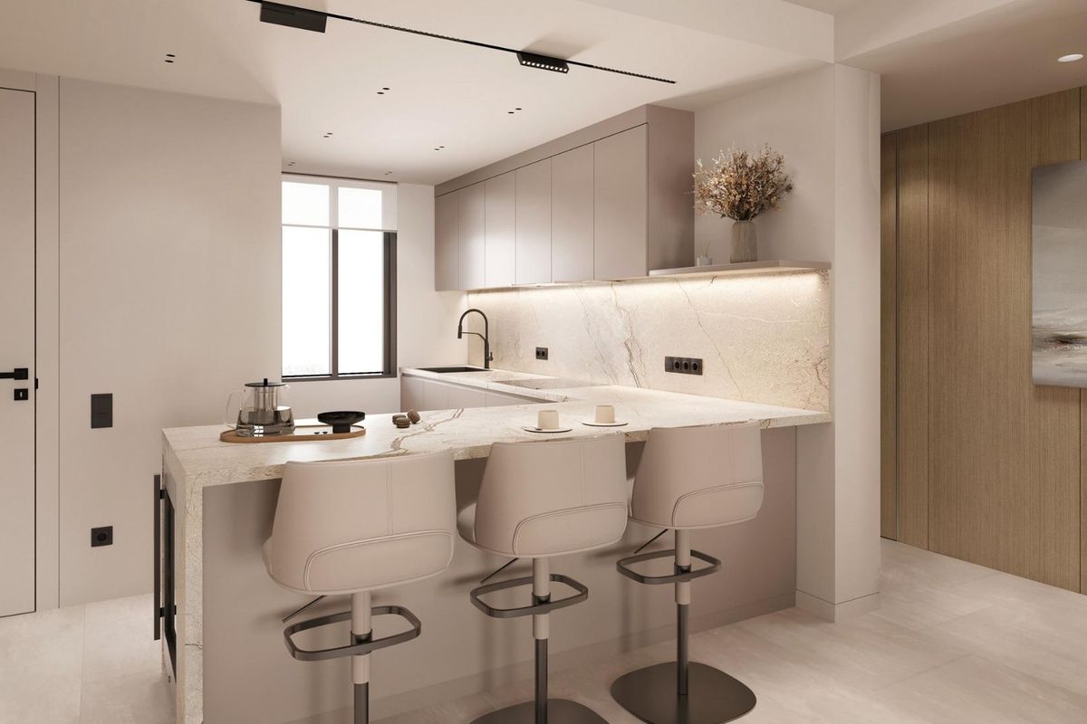 Moderne keuken met ontbijtbar in een appartement op de begane grond, gelegen in Estepona, Costa del Sol.