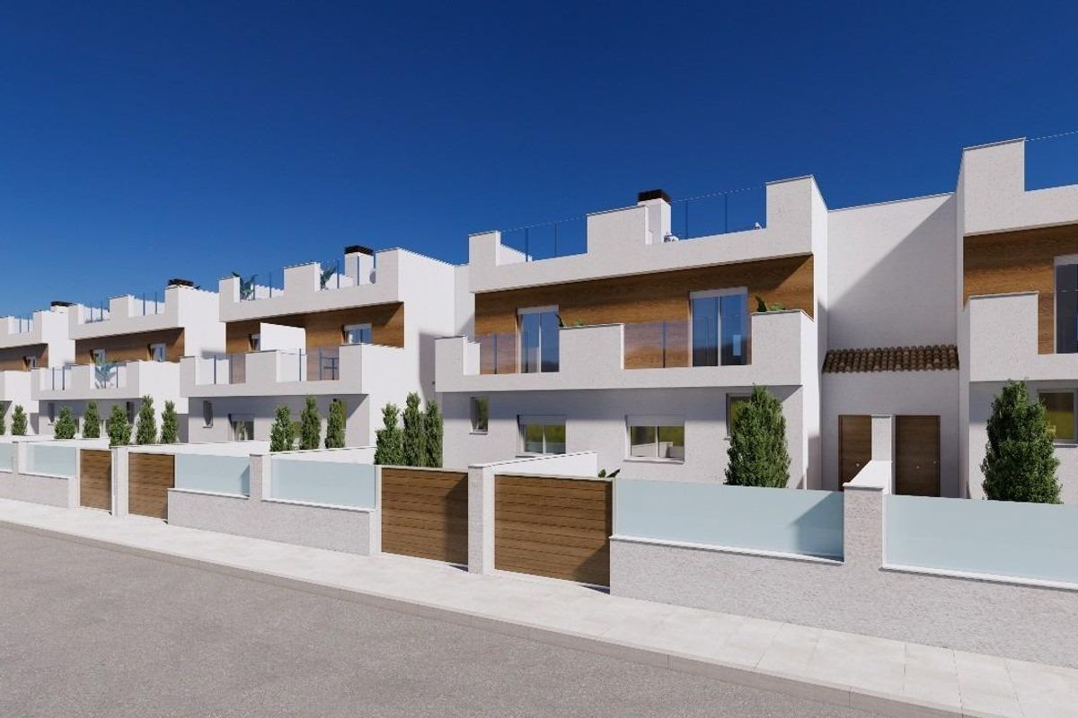 Contemporaine gevel van een 3-slaapkamer townhouse, met terrassen en groen in Los Alcazares, Costa Calida.