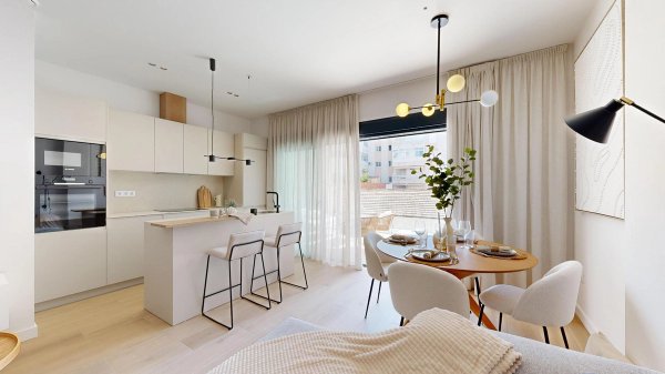 Heldere keuken en eetruimte in een 3-slaapkamer penthouse in Guardamar del Segura met moderne inrichting.