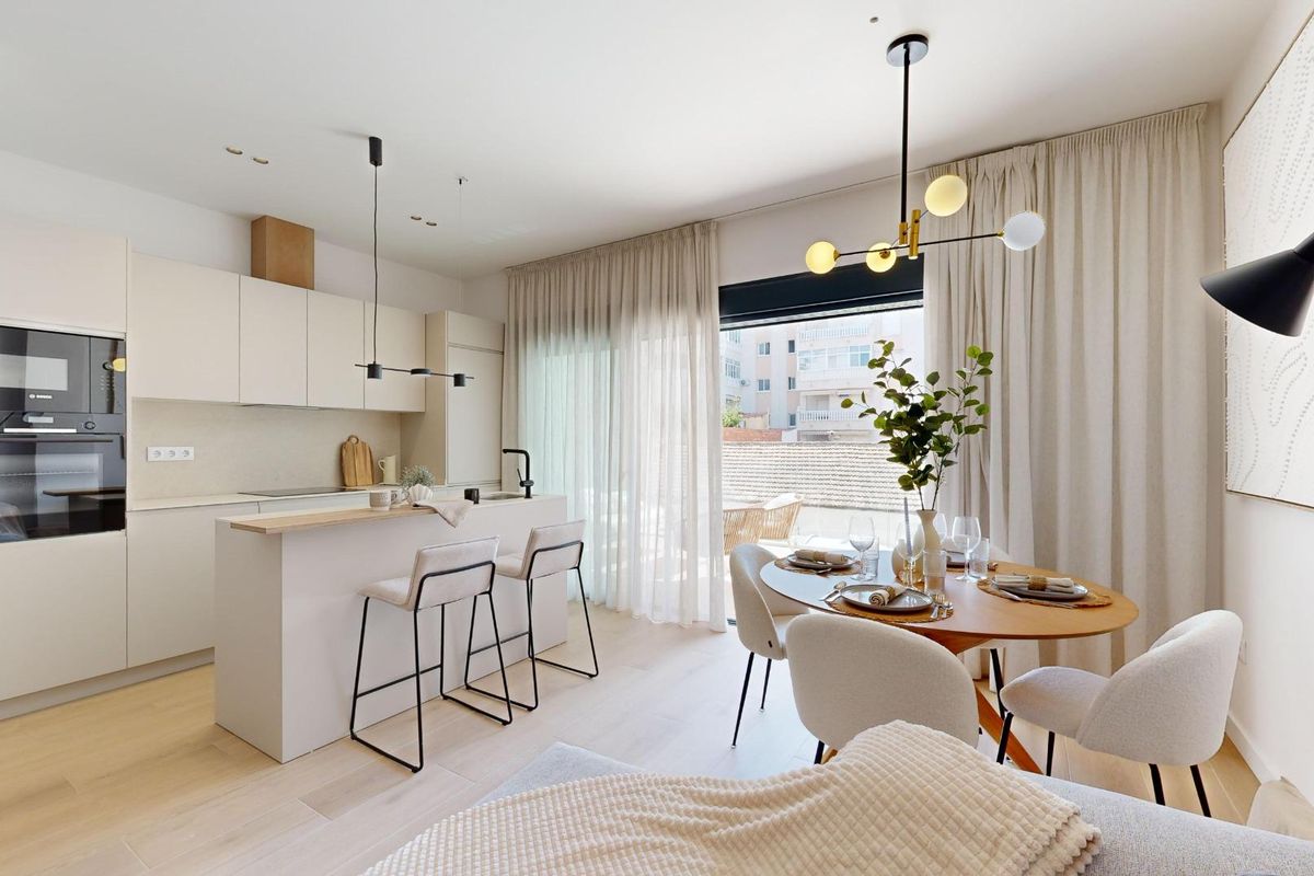 Heldere keuken en eetruimte in een 3-slaapkamer penthouse in Guardamar del Segura met moderne inrichting.