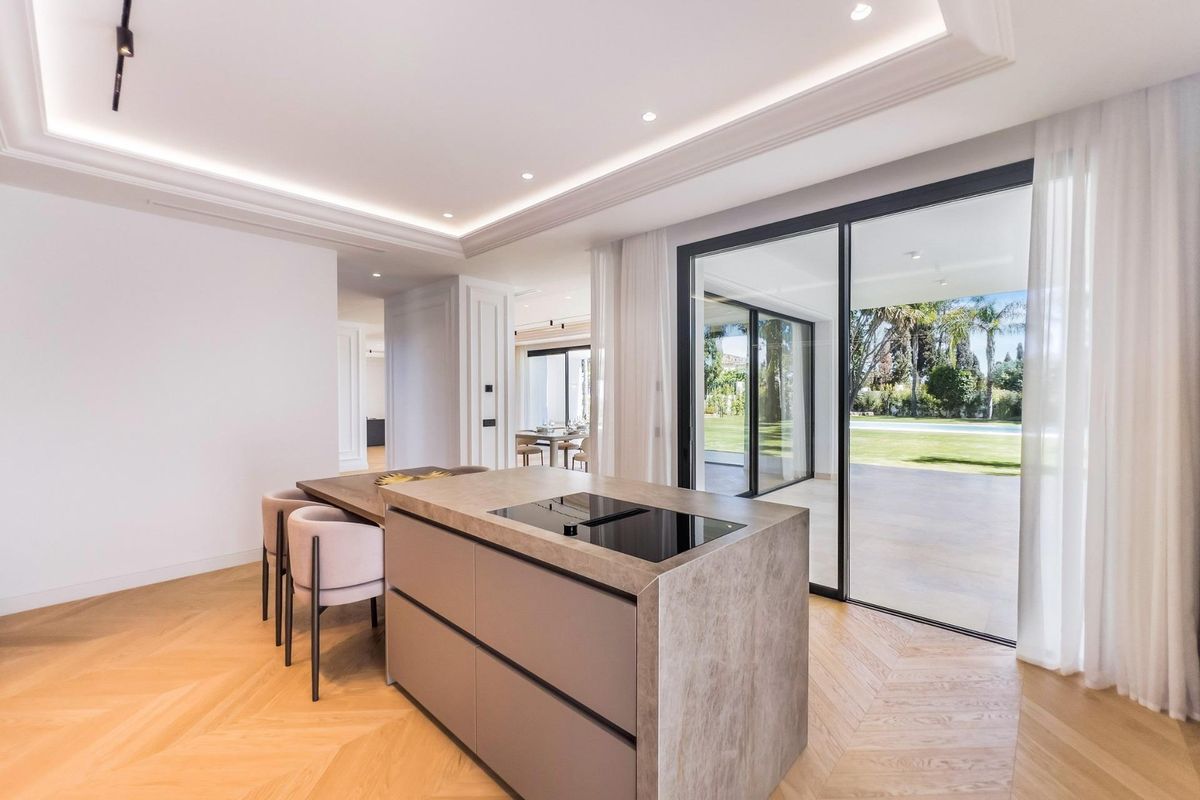 Contemporary keukenruimte met open deuren naar de tuin in een 6-slaapkamer villa in Marbella.