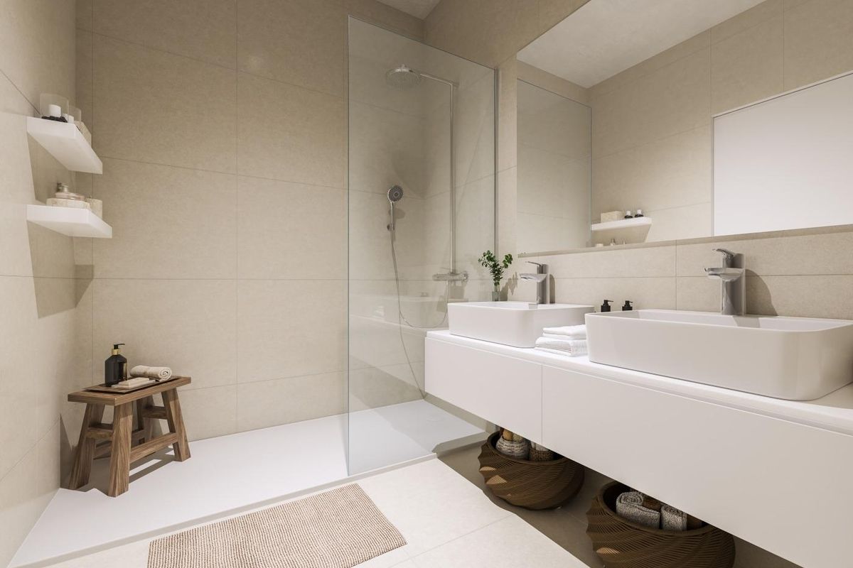 Modern badkamer met dubbele wastafels en inloopdouche in appartement in Estepona, Costa del Sol.