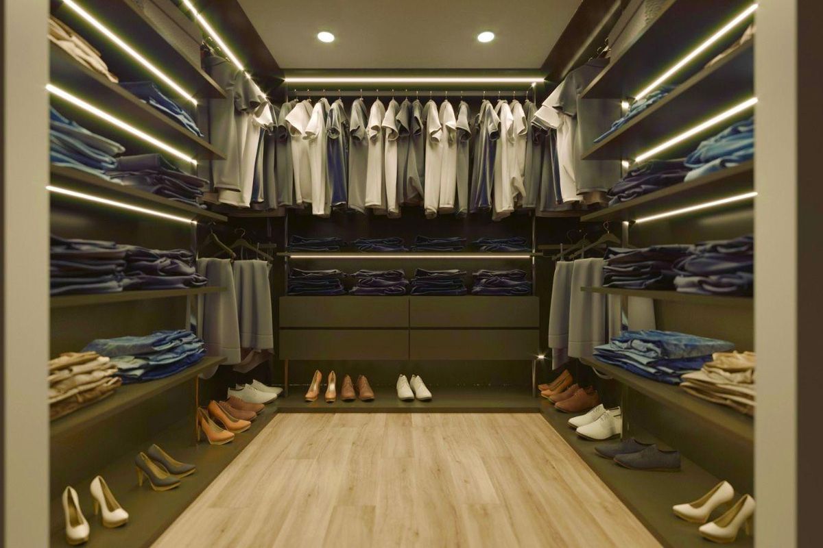 Goed georganiseerde inloopkast met een verscheidenheid aan kledingopties in een penthouse in Torrevieja.