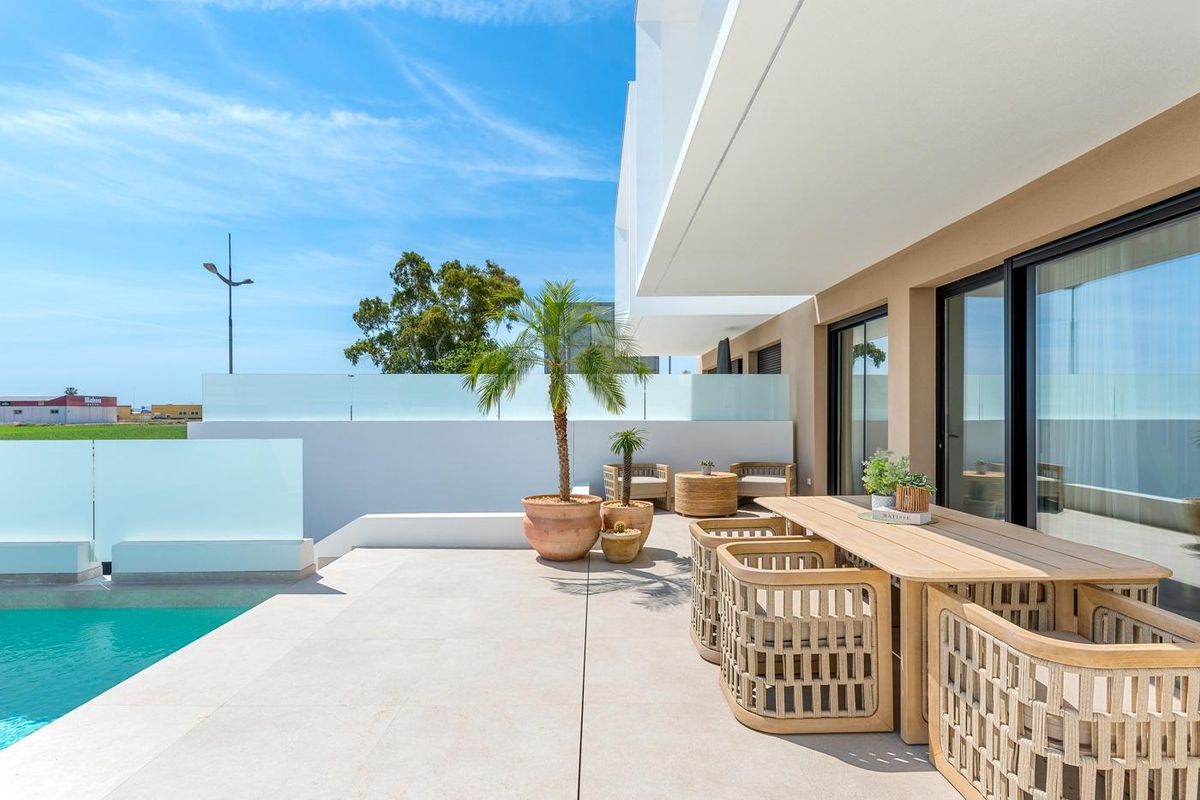 Heldere terras met een eetset en zwembad, onderdeel van een 3-slaapkamer townhouse in Dolores, Costa Blanca Zuid.