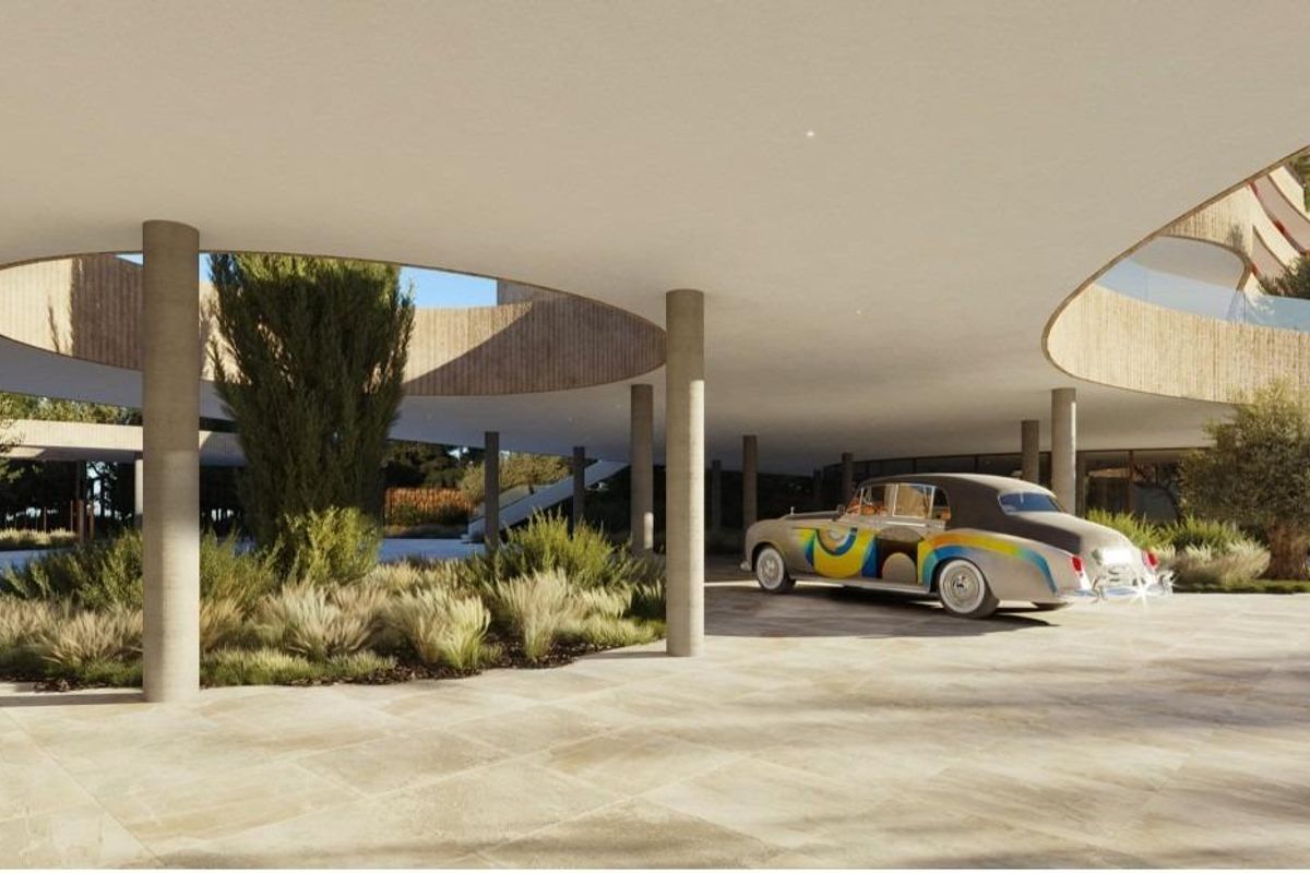 De indrukwekkende ingang van de penthouse met elegante landscaping en een stijlvolle vintage auto in Fuengirola.