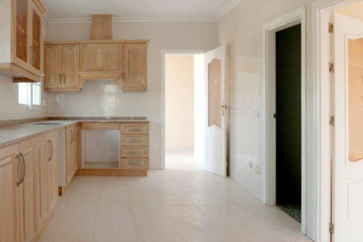 Een andere hoek van de keuken die opslag en functionele indeling in de villa benadrukt.