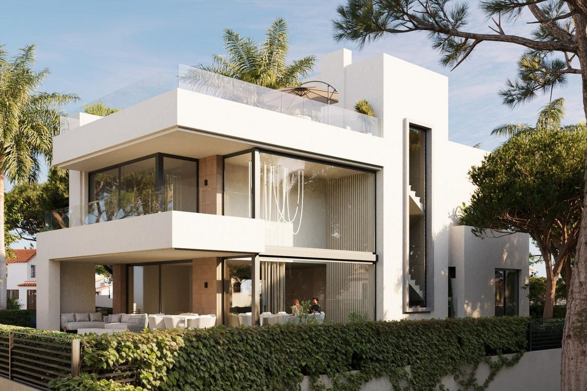 Moderne 4-slaapkamer villa in Marbella, met weelderige beplanting en grote glazen ramen voor natuurlijk licht.