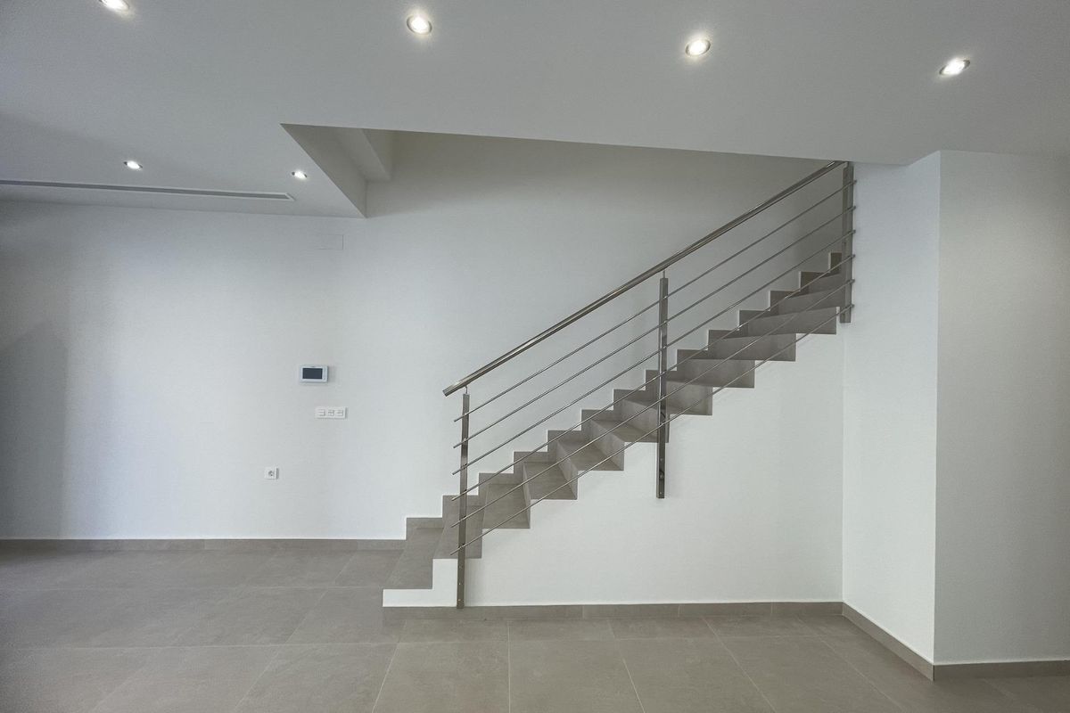 Stijlvolle trap die naar de bovenverdiepingen leidt in een 3-slaapkamer villa in Almoradi, Spanje.