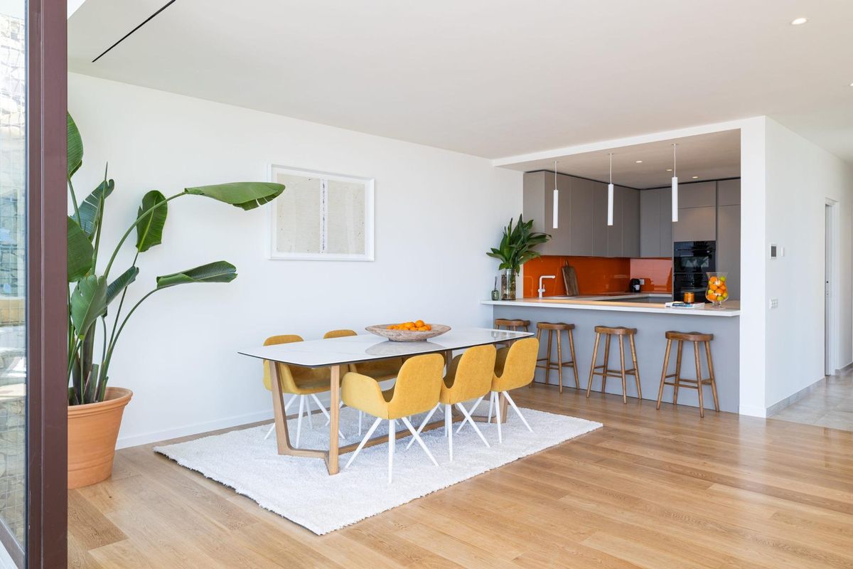 Eetkamer en keuken in een modern herenhuis in fuengirola, met stijlvolle meubels en een helder kleurenschema.