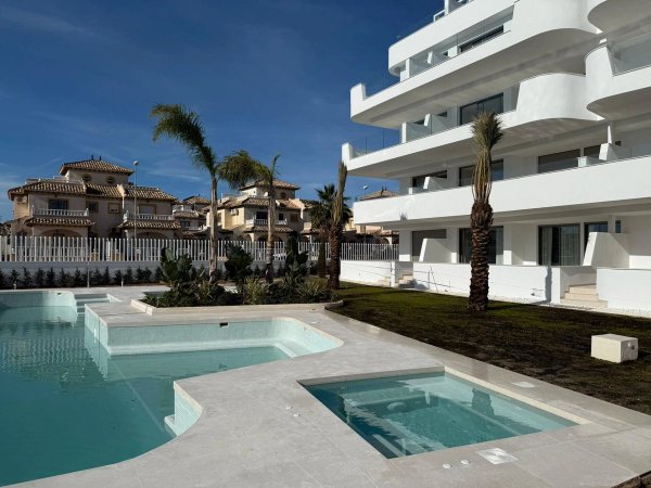Buitenzicht op het appartementencomplex met een zwembad in Orihuela Costa, Costa Blanca Zuid.