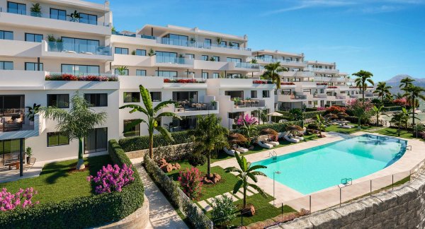 Buitenzicht op modern appartementencomplex met zwembaden en tuinen in Casares, Costa del Sol, Spanje.