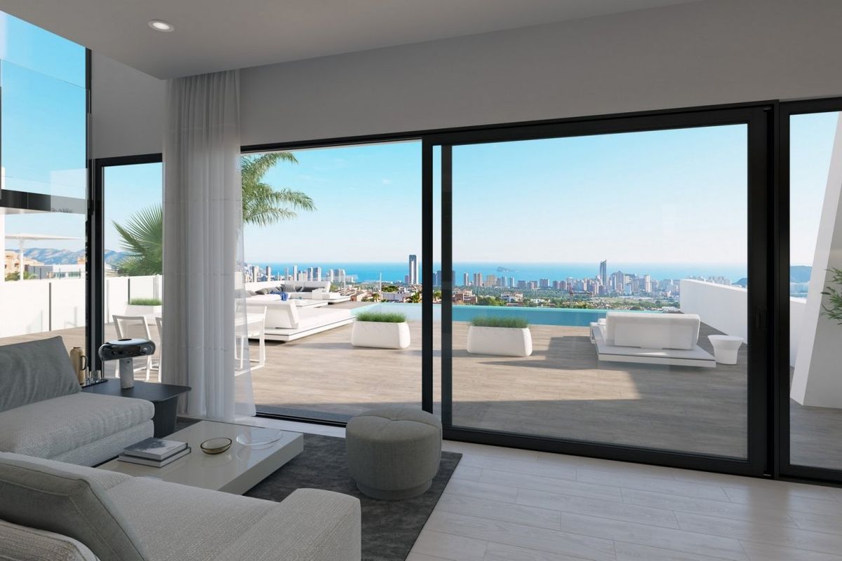 Heldere woonkamer met panoramisch uitzicht vanuit een luxe villa in Finestrat, Costa Blanca Noord.