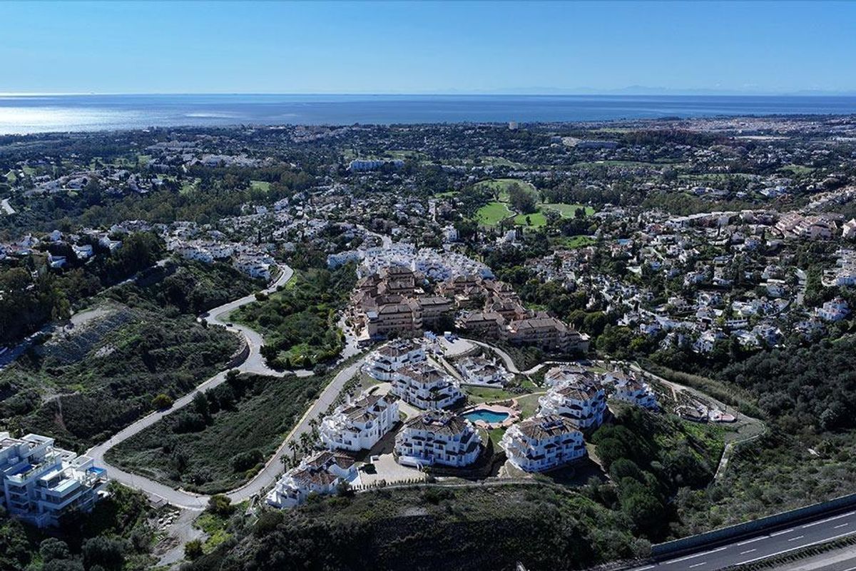 Brede luchtfoto van Marbella met kustzicht en woonwijken in Costa del Sol, Spanje.
