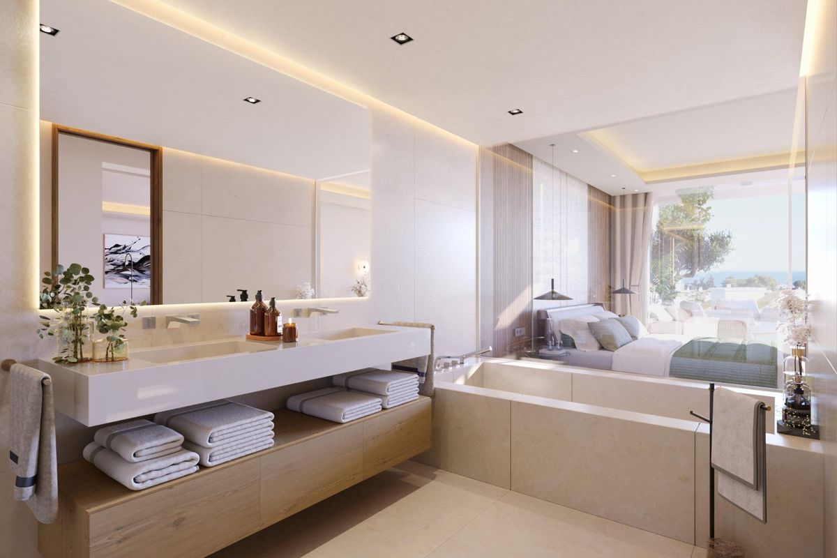 Stijlvolle badkamer met een groot bad en moderne armaturen in een luxe penthouse in Marbella.