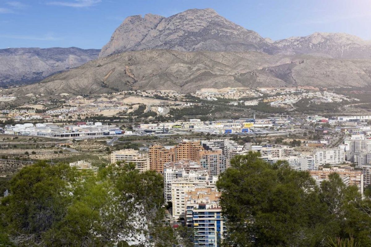 Scenisch uitzicht op bergen en stedelijke ontwikkeling vanuit Finestrat, Costa Blanca Noord, Spanje.