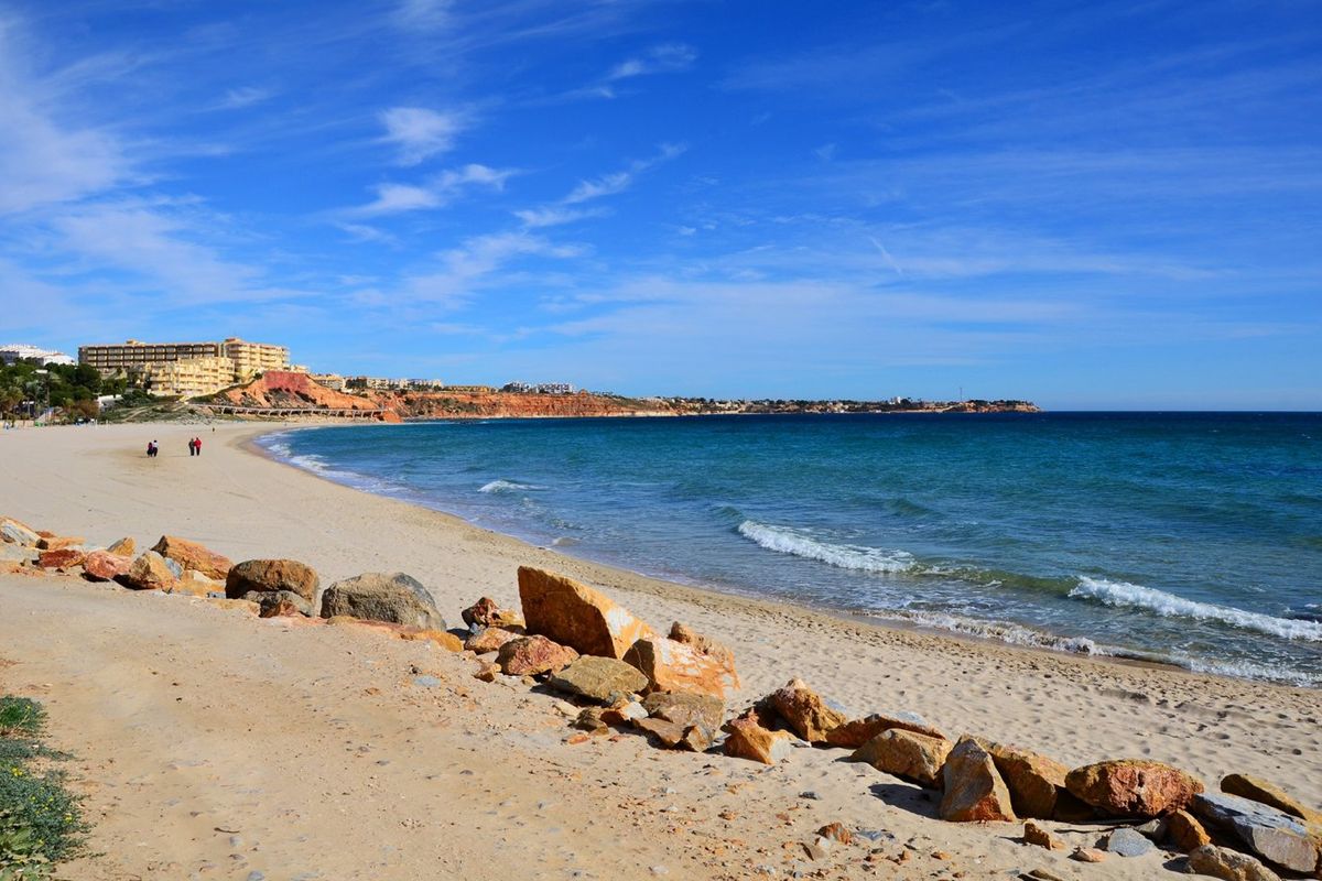 Kalm strand in Orihuela Costa, ideaal om te zonnebaden en te zwemmen in de Middellandse Zee.