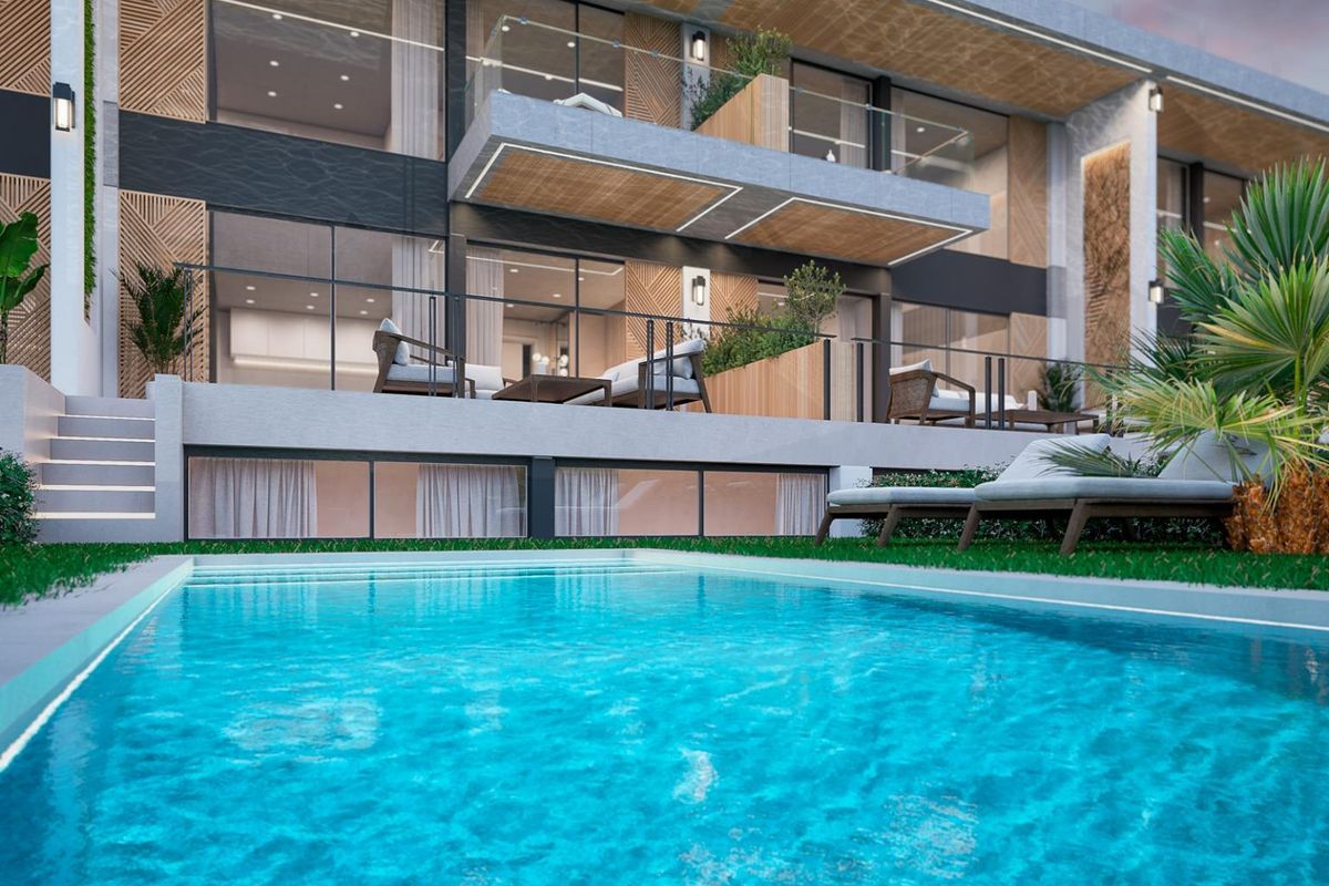 Moderne penthouse buitenkant met een zwembad en terras in Marbella, met weelderige beplanting.