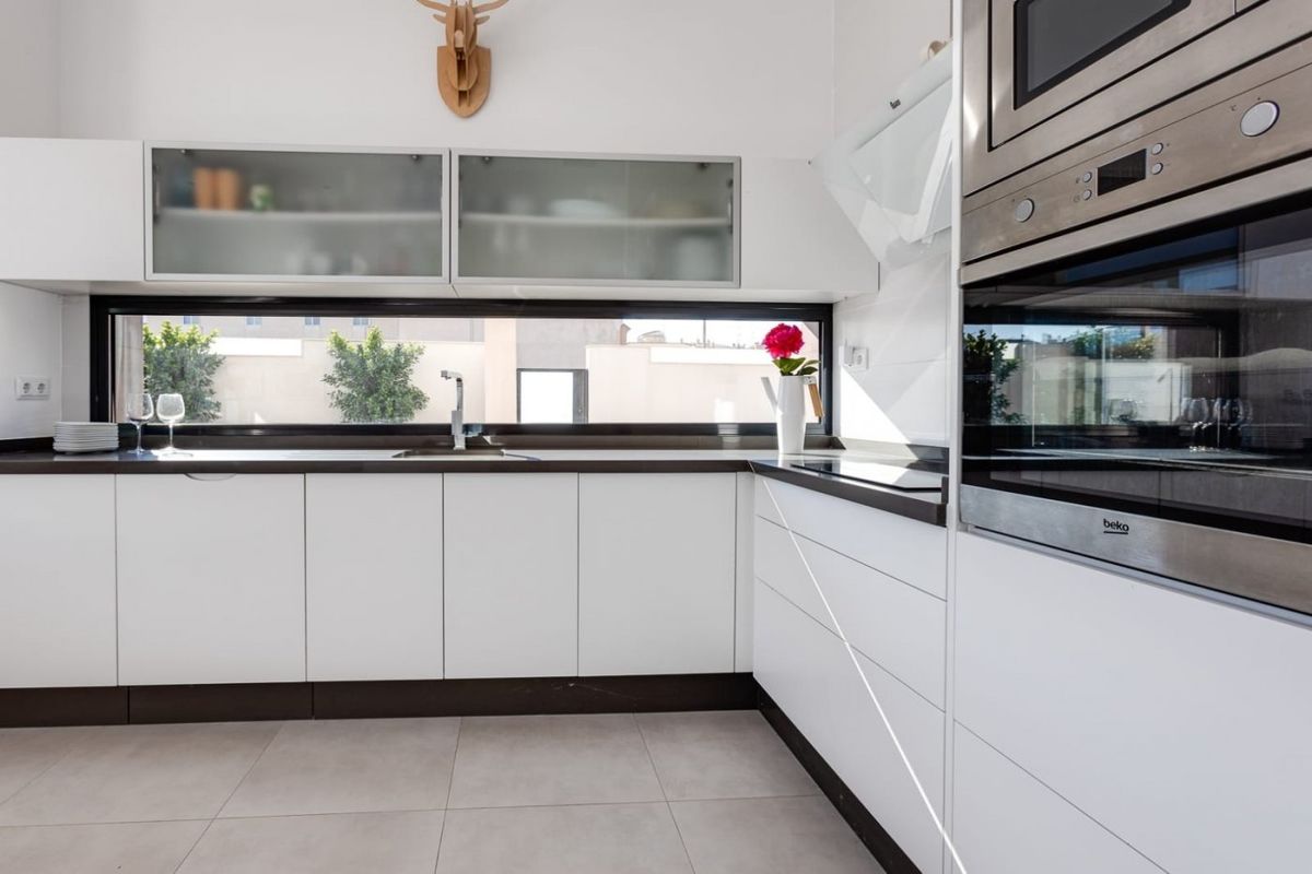 Strakke keukenweergave met moderne apparaten in een stijlvolle villa met 3 slaapkamers in Pilar de La Horadada.