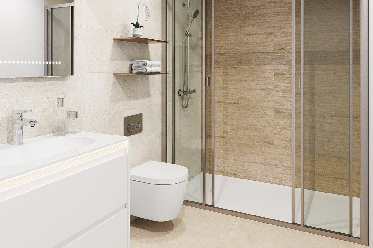 Modern badkamer met glazen douche en strak ontwerp in een 2-slaapkamerappartement in Torremolinos, Spanje.