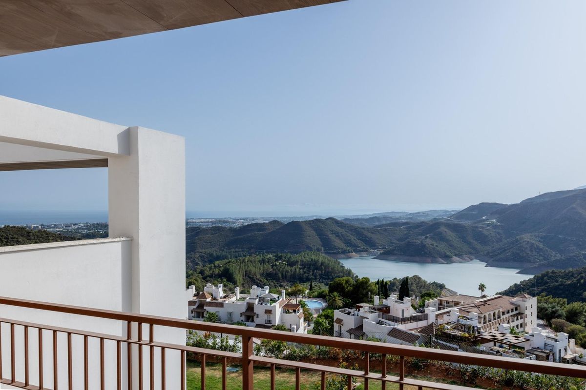 Indrukwekkend panoramisch uitzicht vanaf het balkon van een woning in Istán, Costa del Sol.