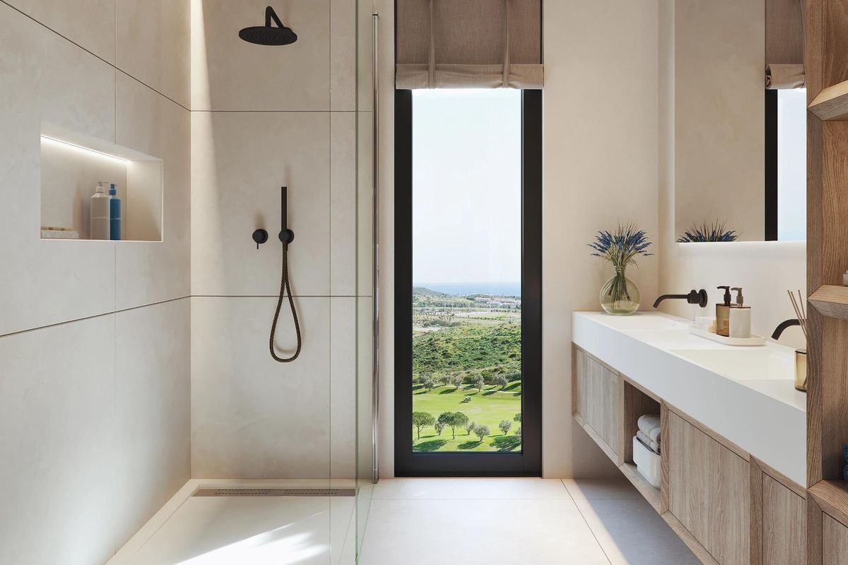 Moderne badkamer met douche en schilderachtig uitzicht in een 3-slaapkamer appartement in Mijas, Costa del Sol.